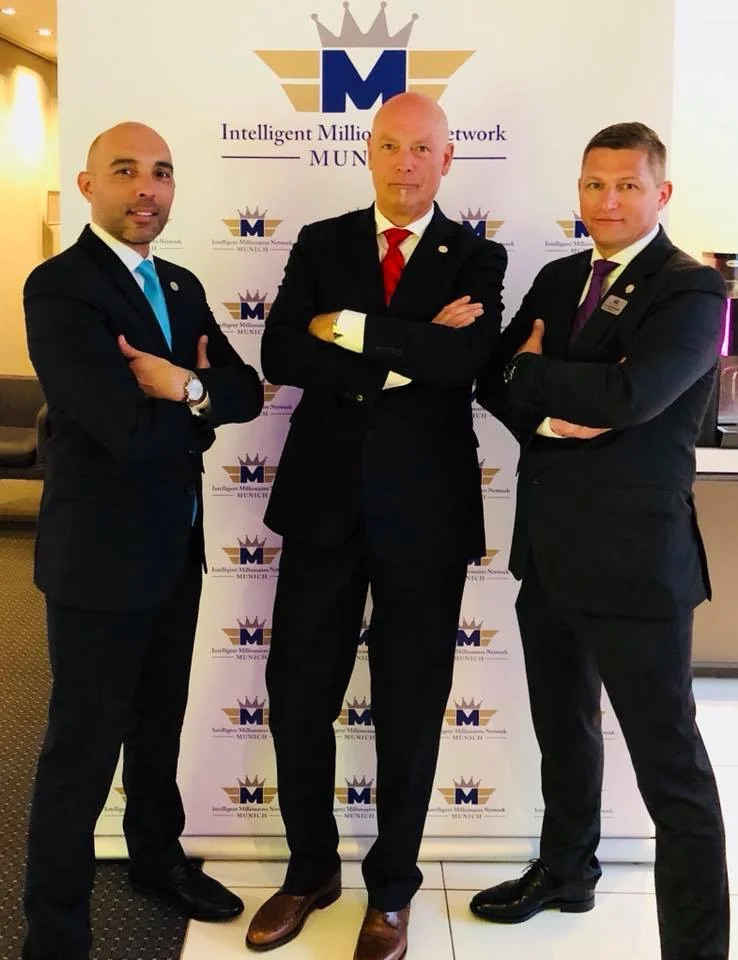 Alexander Erber with two participants at an event in Munich.